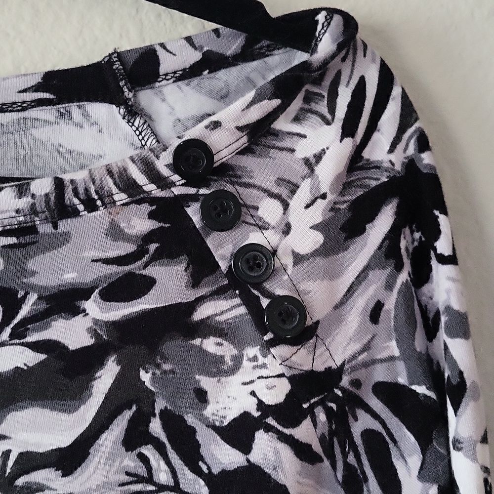 Jones New York Black and‎ White Tropical Print Long Sleeved Blouse Size Small - Picture 2 of 6